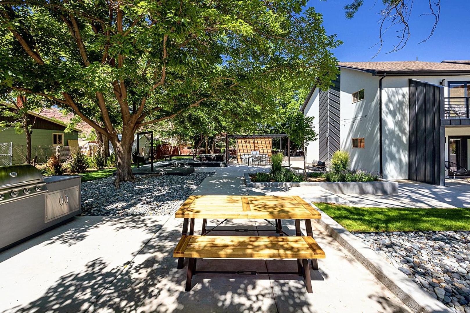Near Downtown Stylish 2br With Amazing Patio - 4 *