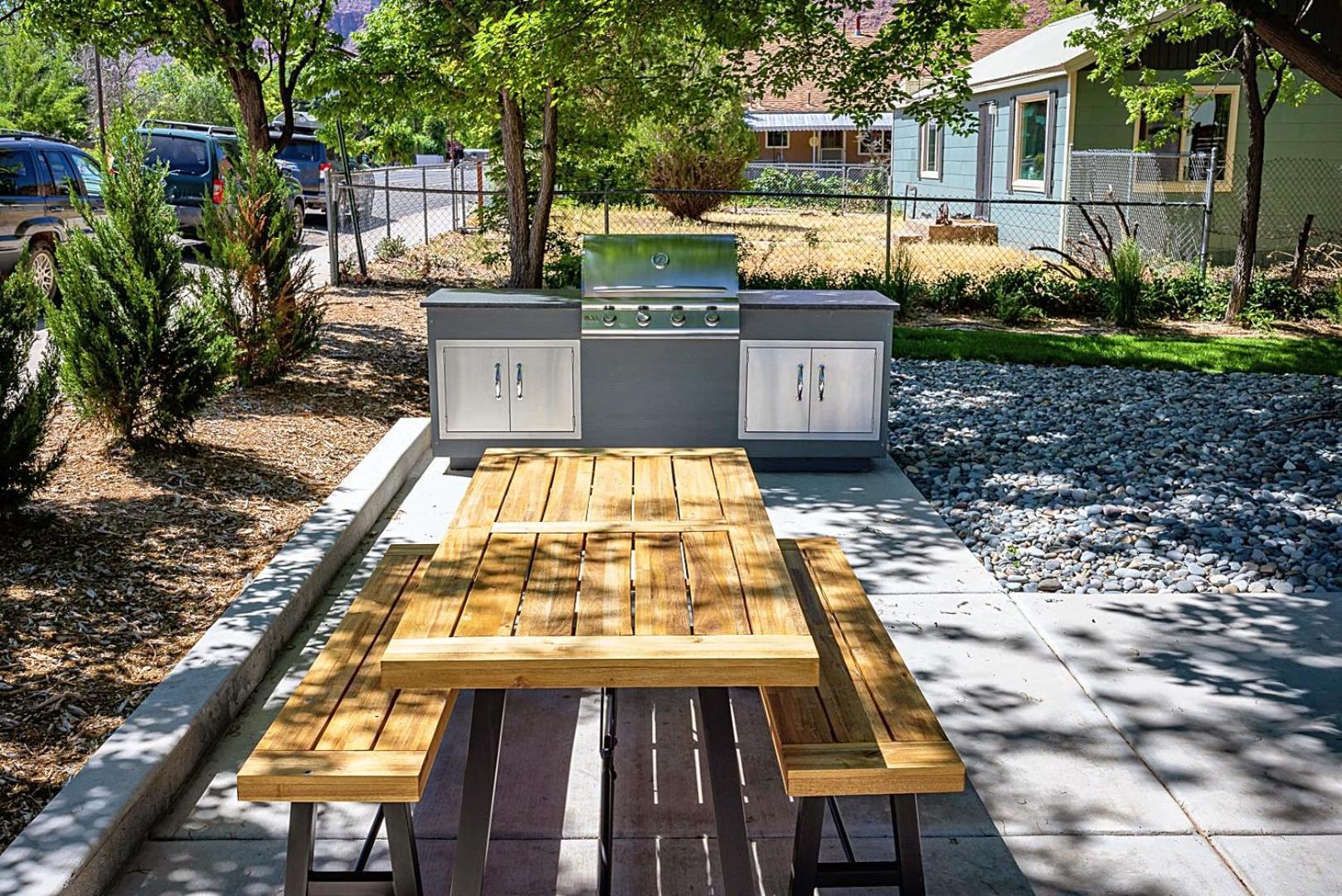 Near Downtown Stylish 2br With Amazing Patio - 4 *